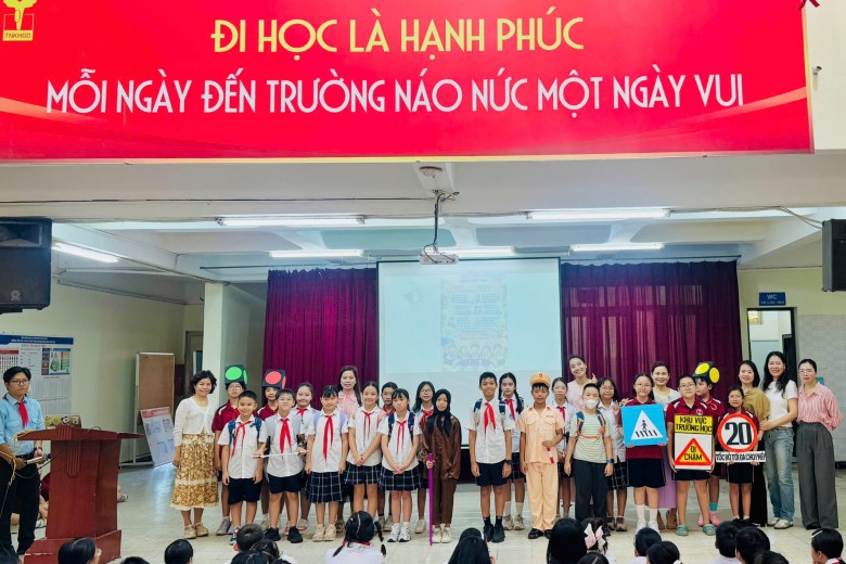 Trao mũ bảo hiểm cho học sinh lớp 1 – Cùng nhà trường xây dựng thói quen an toàn